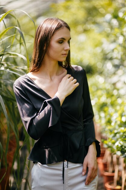 Retrato de mujer hermosa en el jardín