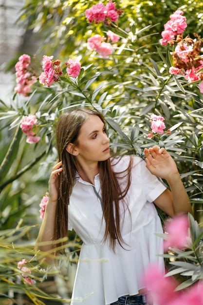 Retrato de mujer hermosa en el jardín