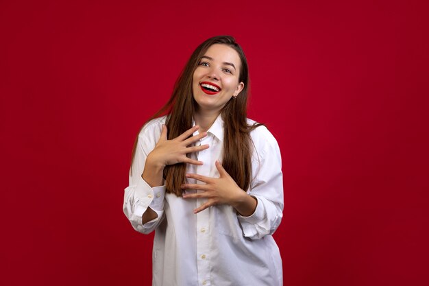 Retrato de mujer hermosa joven aislada en estudio de color.