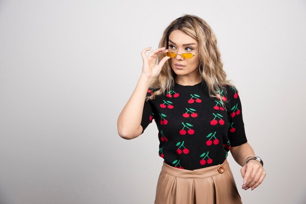 Retrato de mujer hermosa joven con gafas elegantes.