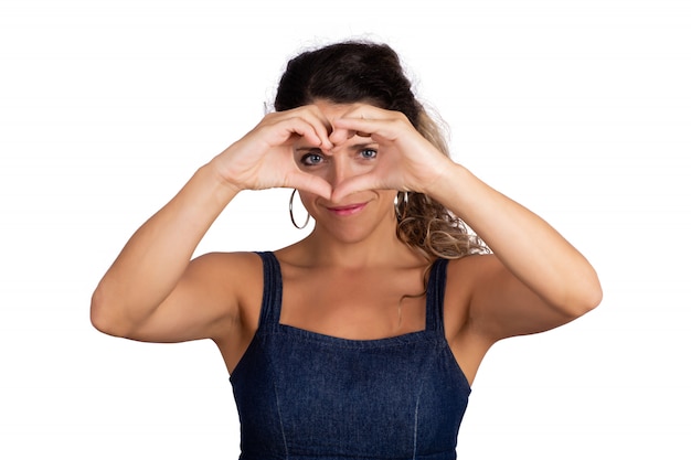 Foto gratuita retrato de mujer hermosa joven hacer forma de corazón con las manos