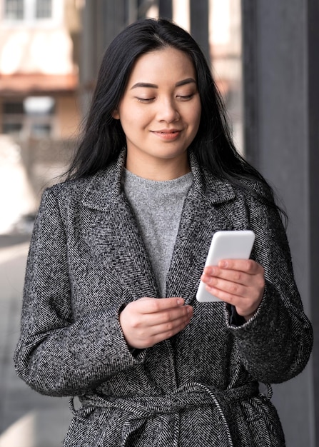 Foto gratuita retrato de mujer hermosa joven con móvil