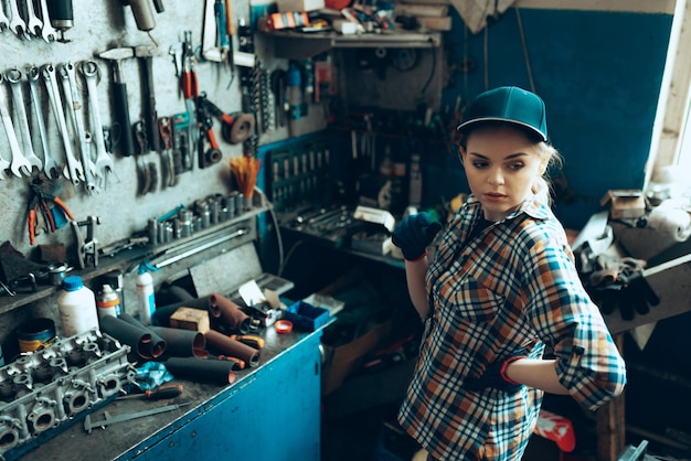 Retrato de mujer hermosa joven que trabaja como mecánico de automóviles en el servicio de automóviles en interiores Igualdad de género Trabajo ocupación trabajo