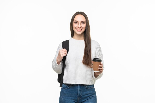 Retrato de una mujer hermosa joven con una taza de café aislada en la pared blanca