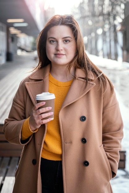 Retrato mujer hermosa joven con taza de café