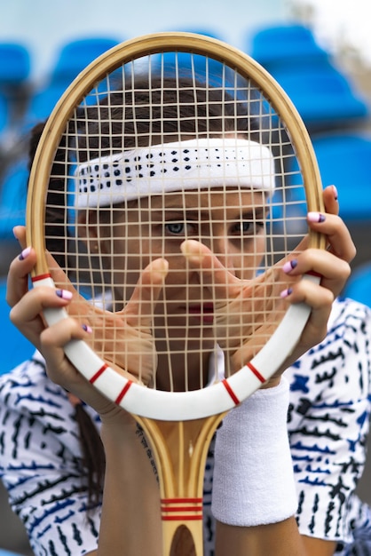 Retrato de mujer hermosa jugando tenis al aire libre