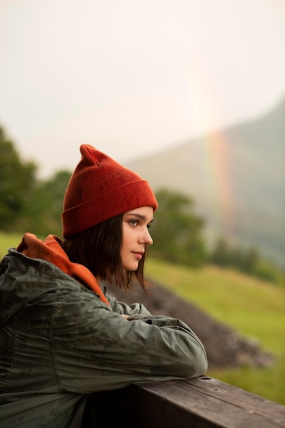 Retrato de mujer hermosa junto a un arco iris