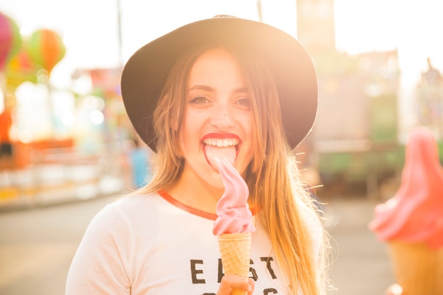 Retrato de una mujer hermosa lamiendo helado delicioso