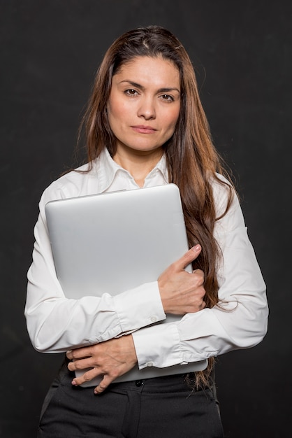 Retrato mujer hermosa con laptop