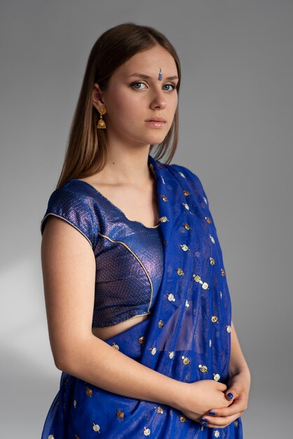 retrato, de, mujer hermosa, llevando, tradicional, sari, prenda