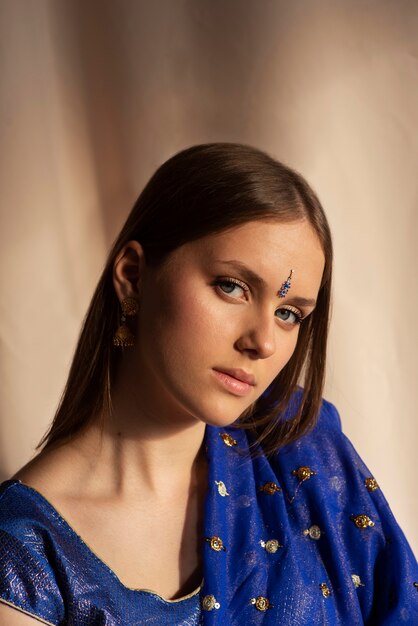 retrato, de, mujer hermosa, llevando, tradicional, sari, prenda