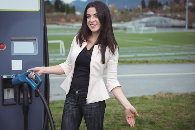 Foto gratuita retrato de mujer hermosa con máquina eléctrica enchufable