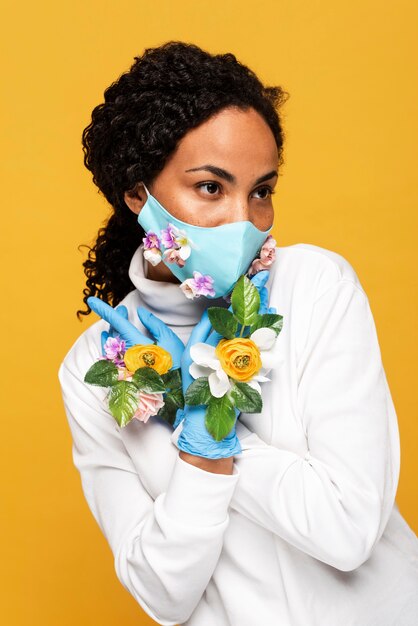 Retrato de mujer hermosa con máscara floral