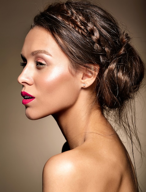 Retrato de mujer hermosa modelo con maquillaje diario fresco y labios rojos