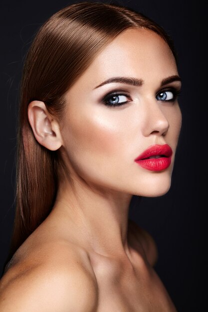 Retrato de mujer hermosa modelo con maquillaje de noche y peinado romántico. labios rojos