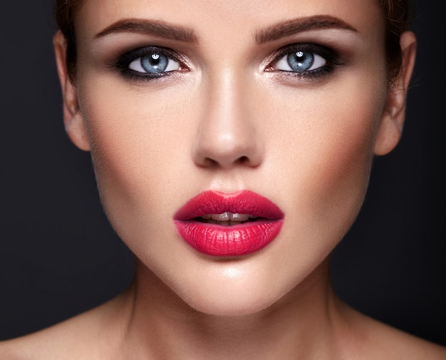 Retrato de mujer hermosa modelo con maquillaje de noche y peinado romántico.