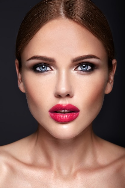 Retrato de mujer hermosa modelo con maquillaje de noche y peinado romántico.
