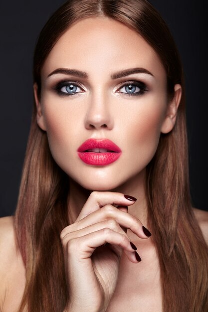 Retrato de mujer hermosa modelo con maquillaje de noche y peinado romántico.