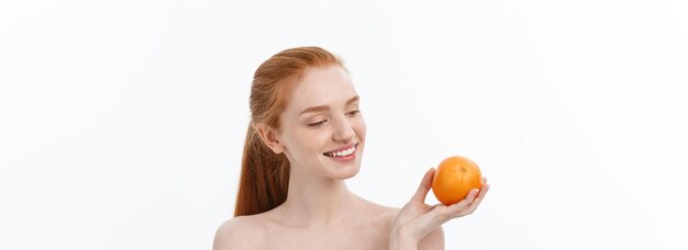 Retrato mujer hermosa con una naranja aislada