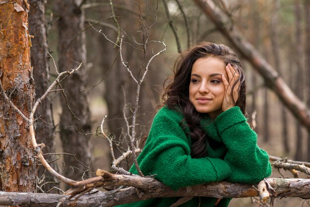 Retrato mujer hermosa en la naturaleza