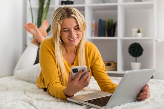 Retrato de mujer hermosa navegando por teléfono móvil