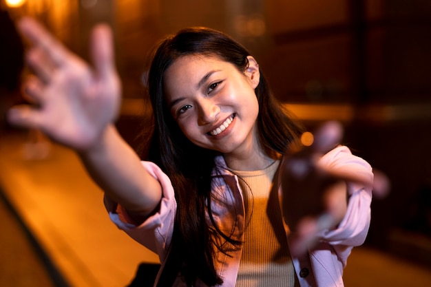 Foto gratuita retrato de mujer hermosa por la noche en las luces de la ciudad