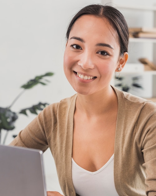 Foto gratuita retrato mujer hermosa en la oficina