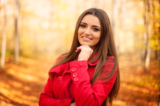 Foto gratuita retrato de mujer hermosa en otoño