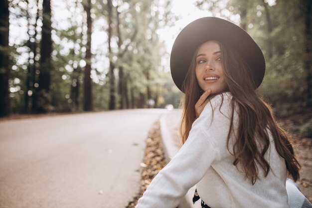 Retrato de una mujer hermosa en un parque de otoño