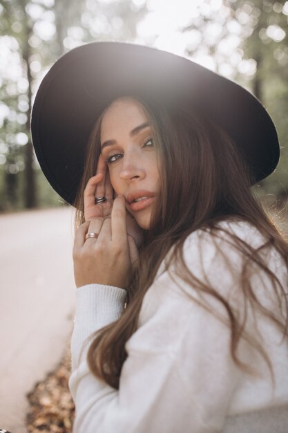 Retrato de una mujer hermosa en un parque de otoño