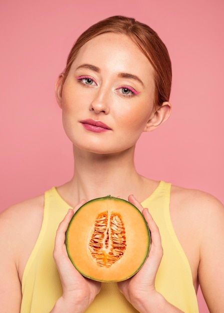 Foto gratuita retrato de mujer hermosa pelirroja con fruta