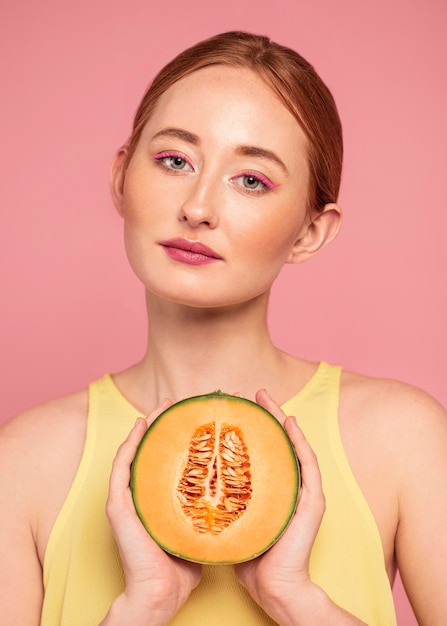 Retrato de mujer hermosa pelirroja con fruta