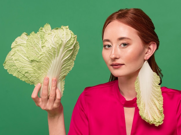 Foto gratuita retrato de mujer hermosa pelirroja con vegetales