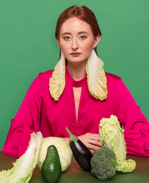 Retrato de mujer hermosa pelirroja con verduras