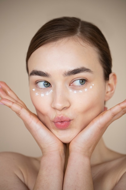 Retrato de mujer hermosa con piel clara con crema hidratante en el rostro