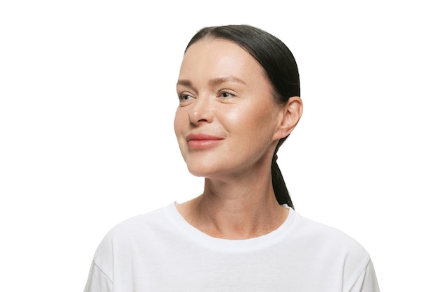 Retrato de mujer hermosa con piel clara posando aislada sobre fondo blanco de estudio Concepto de cosmetología