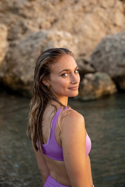 Retrato de mujer hermosa en la playa