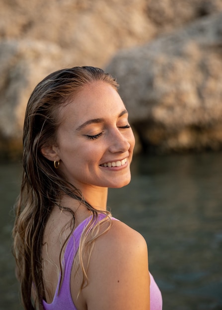 Retrato de mujer hermosa en la playa