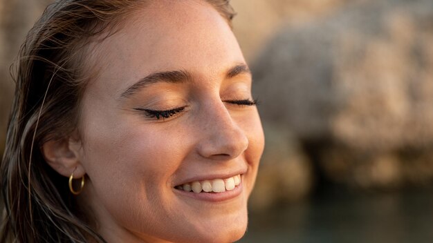 Retrato de mujer hermosa en la playa