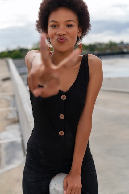 Retrato de mujer hermosa posando al aire libre