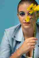 Foto gratuita retrato de mujer hermosa posando en una chaqueta azul con flores