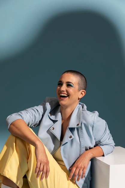 Retrato de mujer hermosa posando con una chaqueta azul