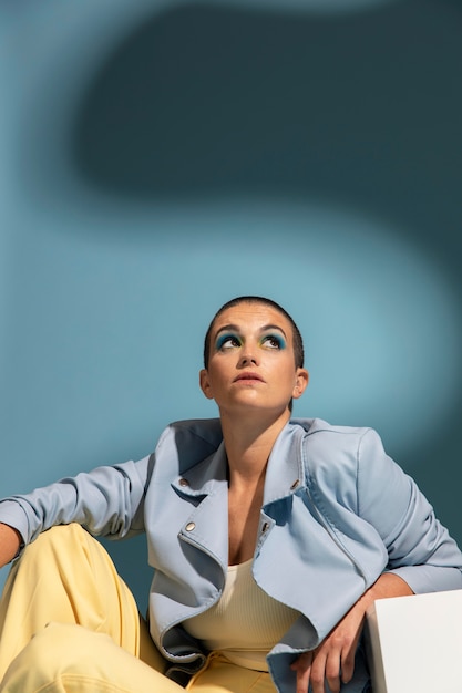 Retrato de mujer hermosa posando con una chaqueta azul