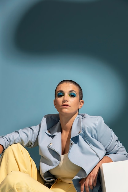 Foto gratuita retrato de mujer hermosa posando con una chaqueta azul