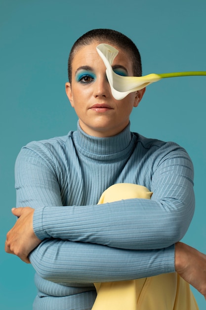 Retrato de mujer hermosa posando en un cuello alto con una flor