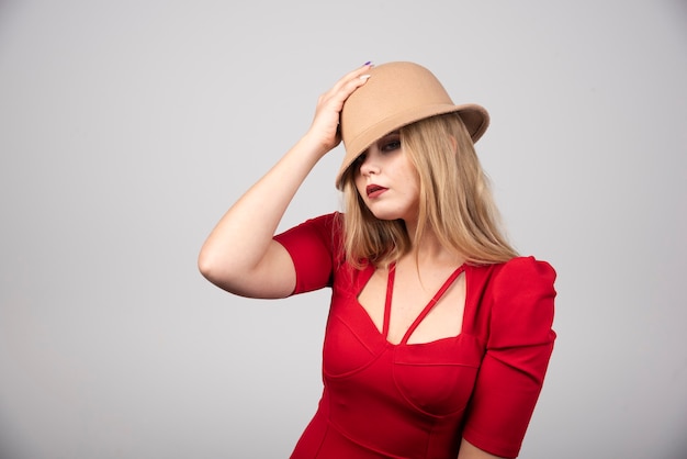 Retrato de mujer hermosa posando con sombrero.