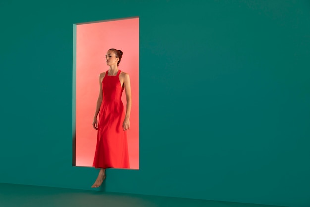 Retrato de mujer hermosa posando en un vestido rojo fluido con espacio de copia