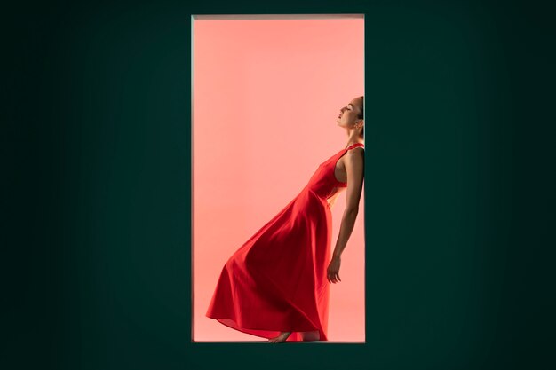 Retrato de mujer hermosa posando con un vestido rojo fluido