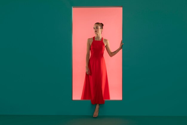 Retrato de mujer hermosa posando en un vestido rojo fluido