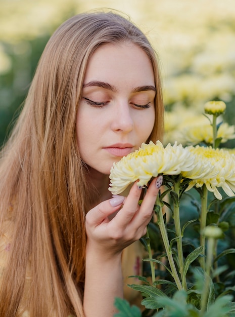 Retrato mujer hermosa que huele a flor